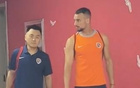 记者：昨天海牛外援安杰尔科维奇并未参加赛前适应场地训练